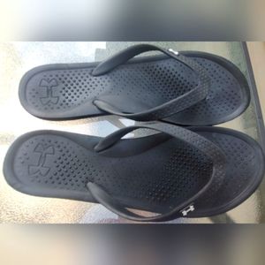 Under Armour sz 9 womens black sandles Flip Flops Size 8-9 Beach Resort Poolside